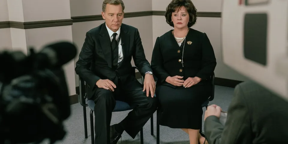 Deux personnes assises lors d'une interview filmée.