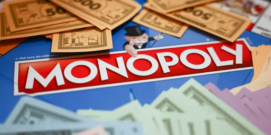 Jeu de société Monopoly avec billets et plateau multicolore visible.