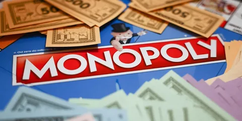 Jeu de société Monopoly avec billets et plateau multicolore visible.