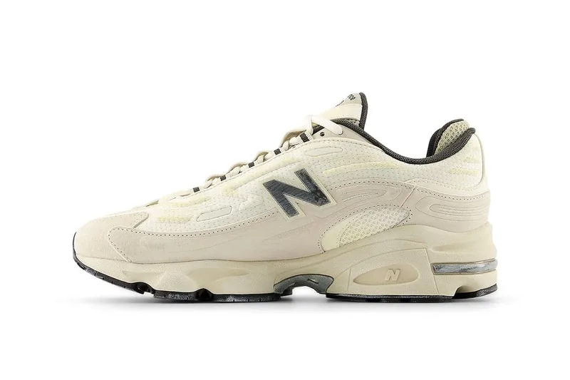 Chaussure beige New Balance vue de côté, design sportif et élégant.