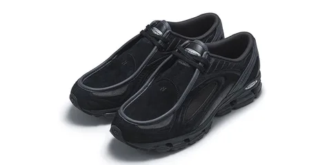 Paire de baskets noires en cuir et mesh sur fond blanc