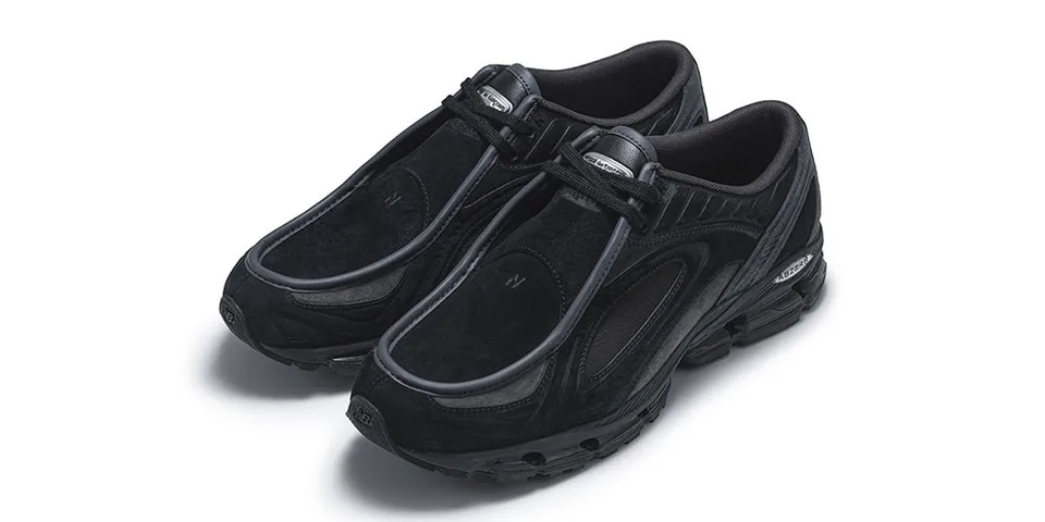 Paire de baskets noires en cuir et mesh sur fond blanc