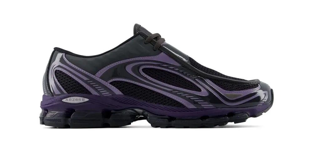 Chaussure de sport violette et noire avec semelle épaisse.