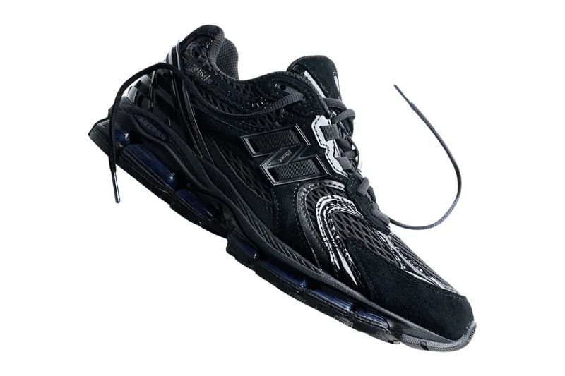Chaussure de sport noire et grise avec lacet détaché.