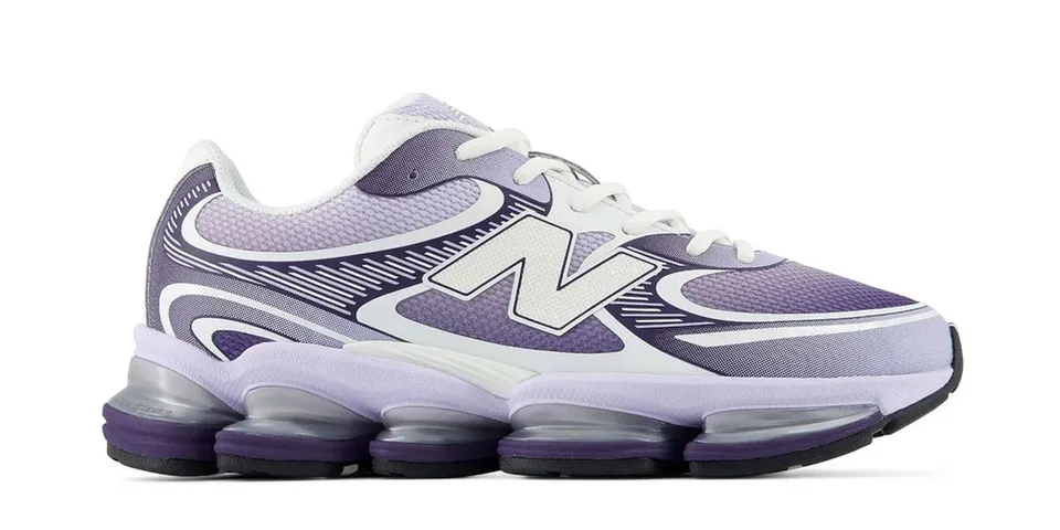 Chaussure de sport violette et blanche avec semelle incurvée.