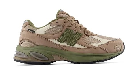 Basket New Balance beige et kaki, vue de profil sur fond blanc.
