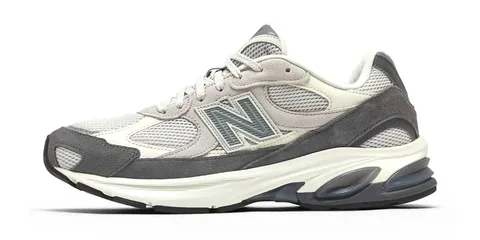 Chaussure de sport New Balance grise et blanche.