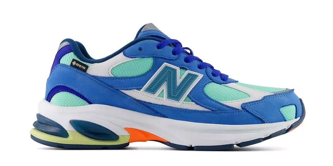 Sneaker New Balance bleue et turquoise avec semelle épaisse, vue de profil