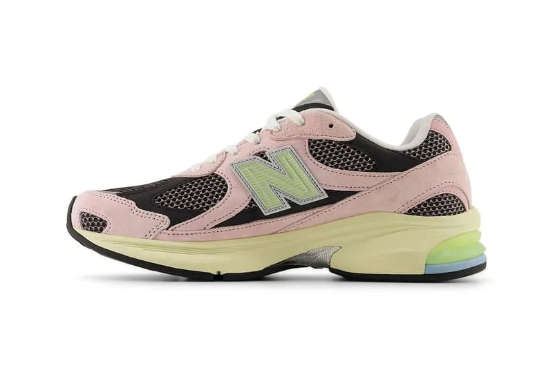 Chaussure New Balance rose, noir et vert clair, design moderne.