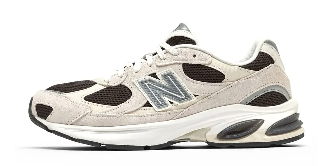 Chaussure New Balance beige et noire, vue de côté.