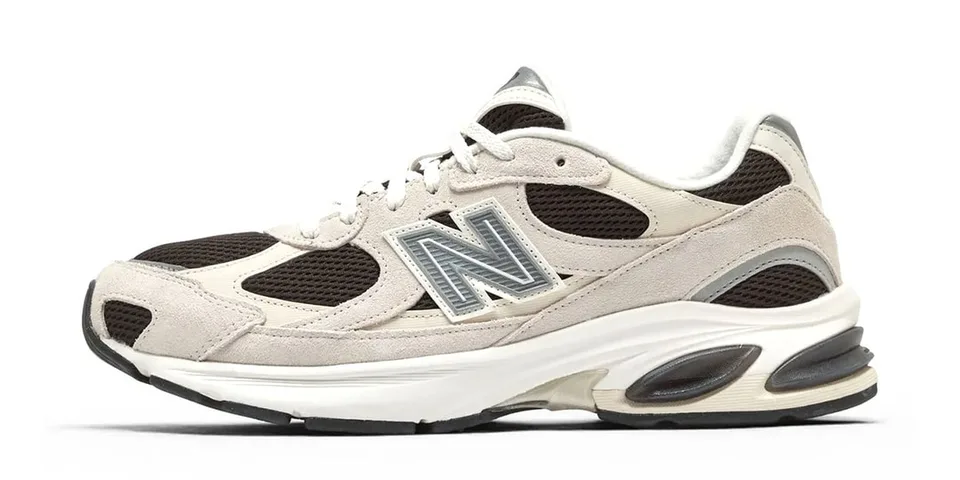 Chaussure New Balance beige et noire, vue de côté.