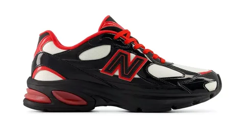 Chaussure de sport New Balance rouge et noir avec logo 'N'.