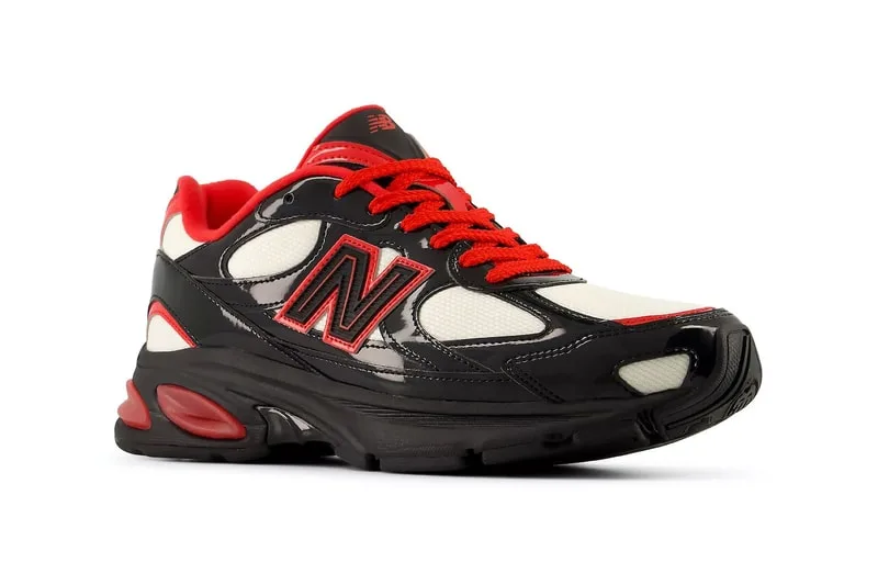 Chaussure New Balance noire et rouge avec lacets rouges