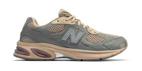 Chaussures de sport New Balance grises et beiges sur fond blanc.