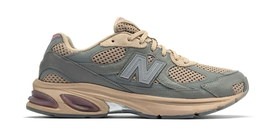 Chaussures de sport New Balance grises et beiges sur fond blanc.