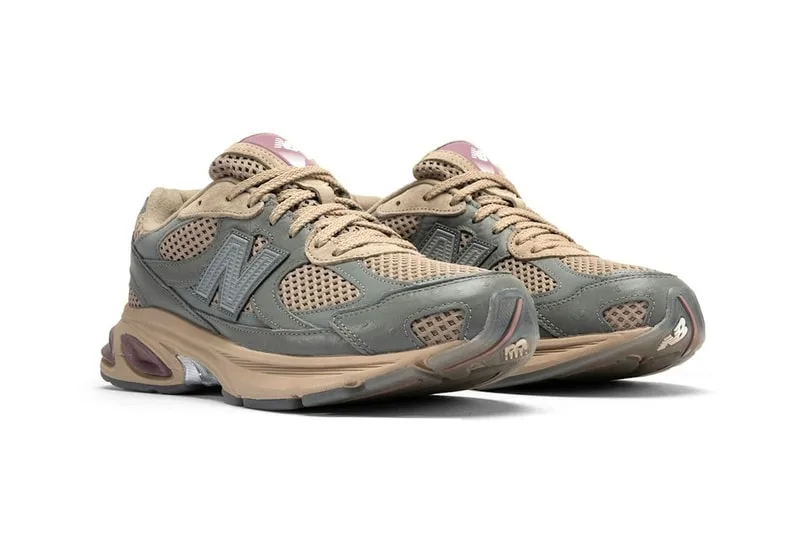 Chaussures New Balance beiges et grises avec logo 'N' sur le côté