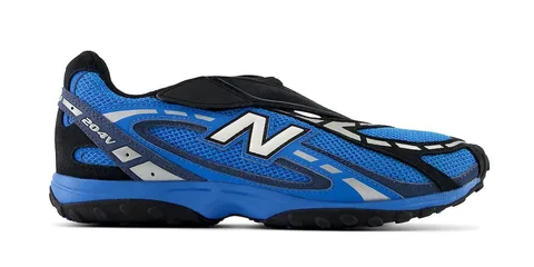Chaussure de sport New Balance bleue et noire avec logo 'N' visible.