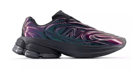 Chaussure irisée foncée avec semelle noire, design moderne.