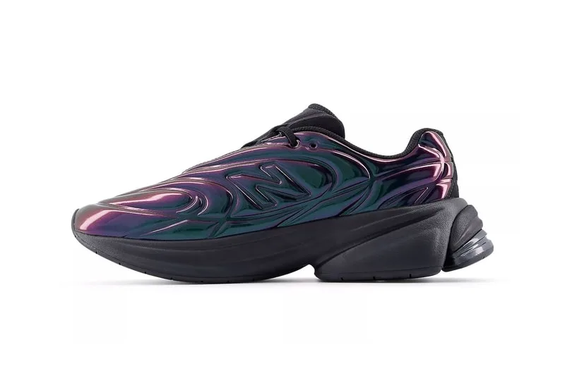 Chaussure de sport marron avec motif ondulé et semelle noire épaisse.