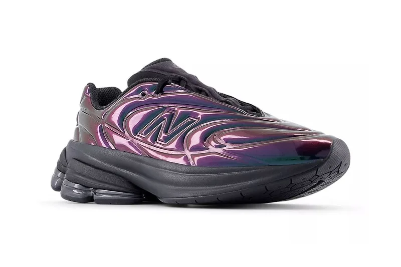 Chaussure New Balance avec design métallisé violet et noir.