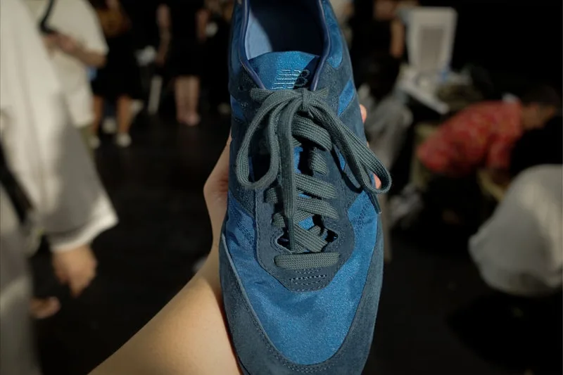 Chaussure bleue avec lacets vue de dessus, fond flou.