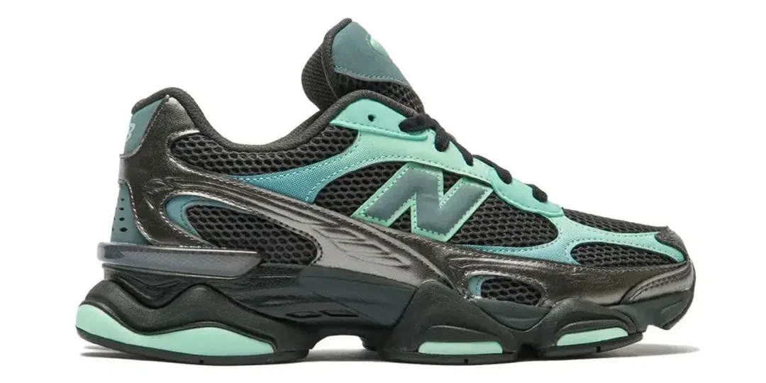 Baskets de course noir et turquoise, vues de profil sur fond blanc.