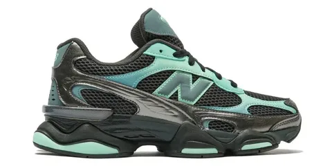 Baskets de course noir et turquoise, vues de profil sur fond blanc.