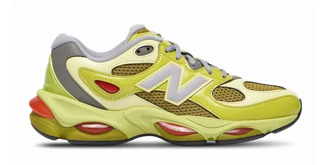 Chaussure de sport New Balance jaune et grise avec détails rouges et blancs.