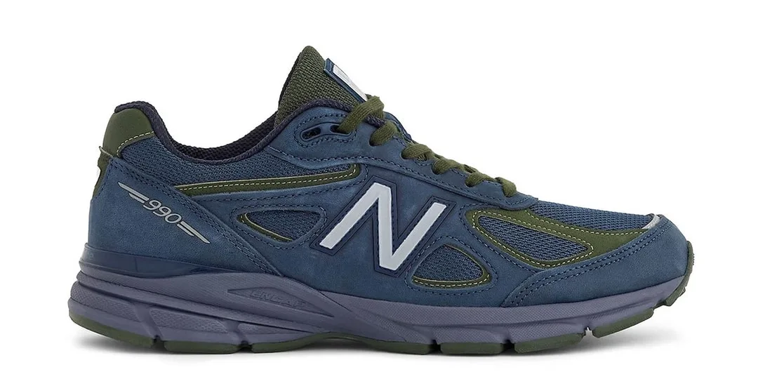 Chaussure de sport bleue et verte, modèle New Balance 990.