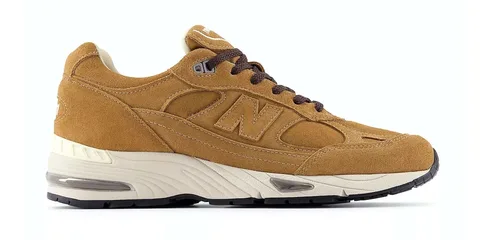 Chaussure de sport marron clair avec semelle blanche et logo N.