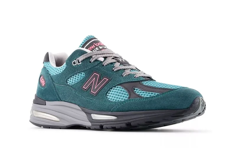 Chaussure New Balance vert et turquoise avec détails roses et gris.