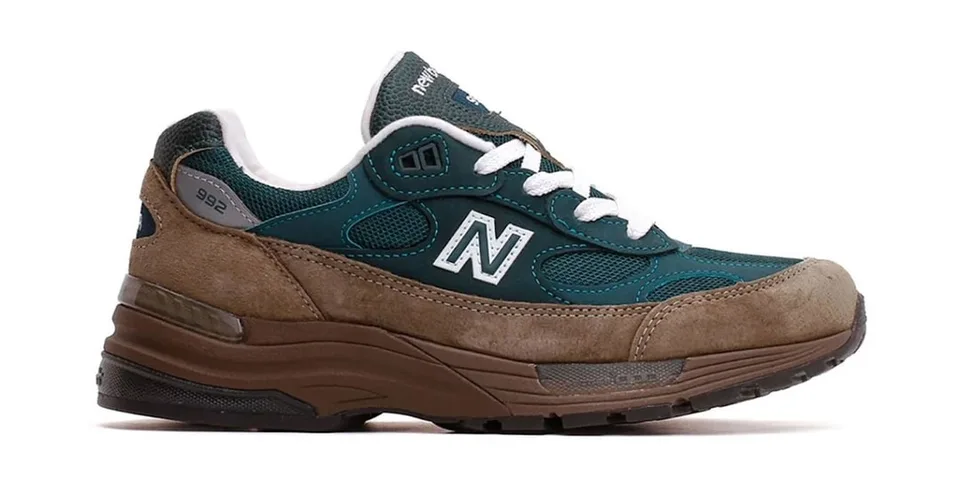Baskets New Balance vert foncé et marron en daim, vues de profil