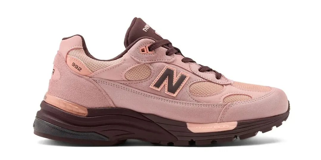 Chaussure de sport New Balance rose et marron, modèle 993, vue latérale.