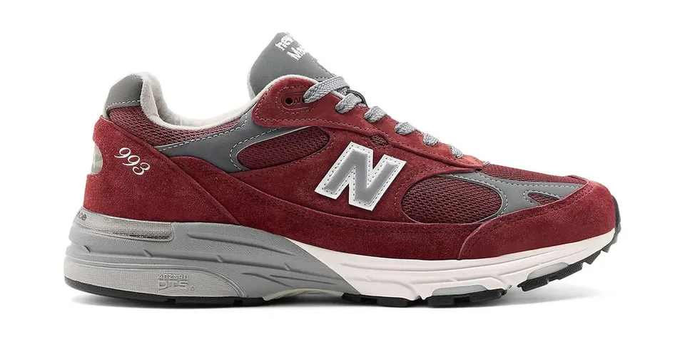 Chaussure de sport New Balance 993 rouge et grise, vue latérale.