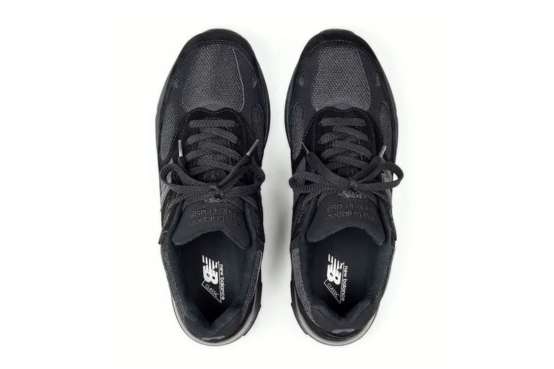 Chaussures de sport noires vues du dessus.