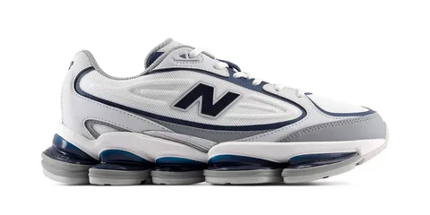 Chaussure de sport New Balance blanche et grise avec semelle épaisse et logo N.