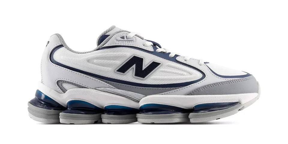 Chaussure de sport New Balance blanche et grise avec semelle épaisse et logo N.