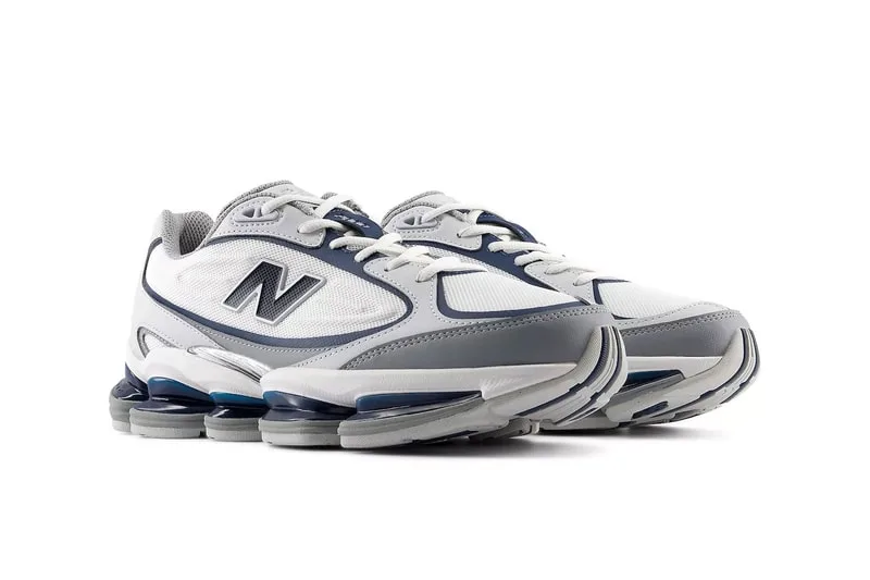 Chaussures de sport blanches et grises, marque visible.