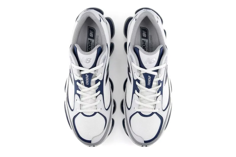 Chaussures de sport blanches et bleues vues de dessus.