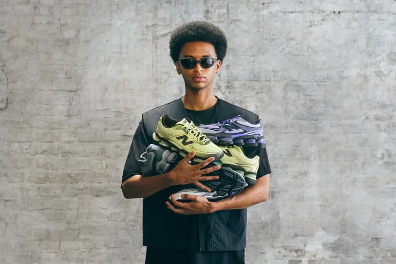 Homme avec des baskets, fond en béton brut.