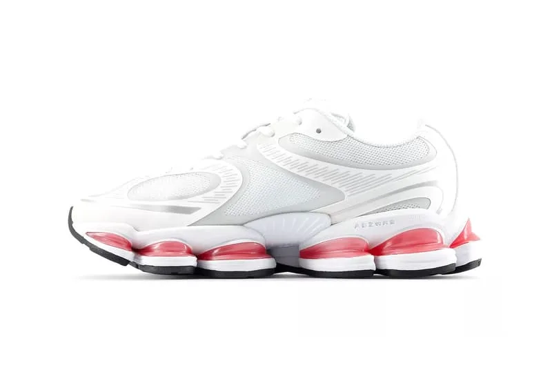 Chaussure de sport blanche avec semelle à coussin d'air rouge.