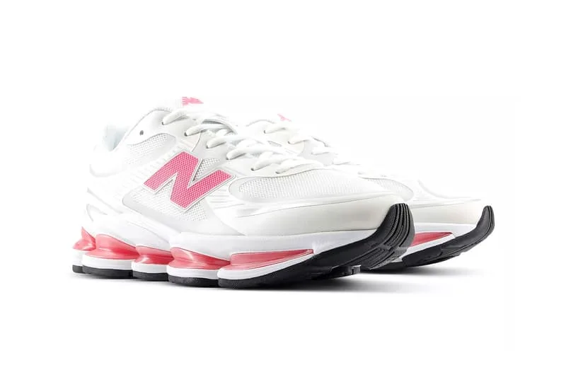 Chaussures blanches New Balance avec détails roses et semelles noires et blanches.