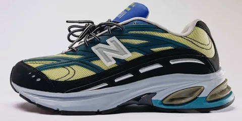 Chaussure de sport multicolore avec logo N sur le côté.