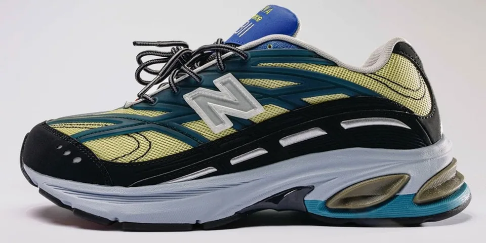 Chaussure de sport multicolore avec logo N sur le côté.