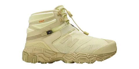 Botte de randonnée beige avec semelle texturée et laçage unique.