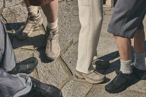 Groupe de randonneurs en chaussures de marche sur un chemin pavé