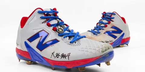 Chaussures de sport rouges et bleues avec pointes dorées.