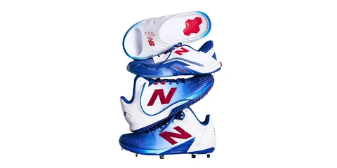Empilement de chaussures de sport New Balance bleues et blanches.