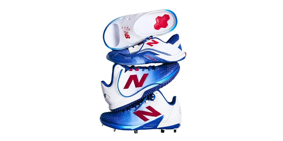 Empilement de chaussures de sport New Balance bleues et blanches.