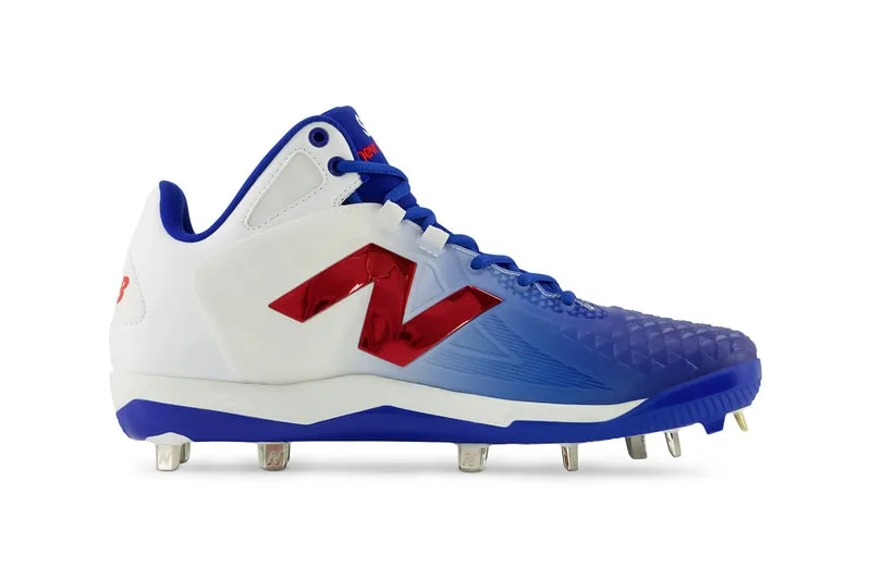 Chaussure de sport à crampons bleue et blanche, logo rouge sur le côté